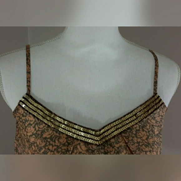 Sequenced neckline top - Picture 2 of 7